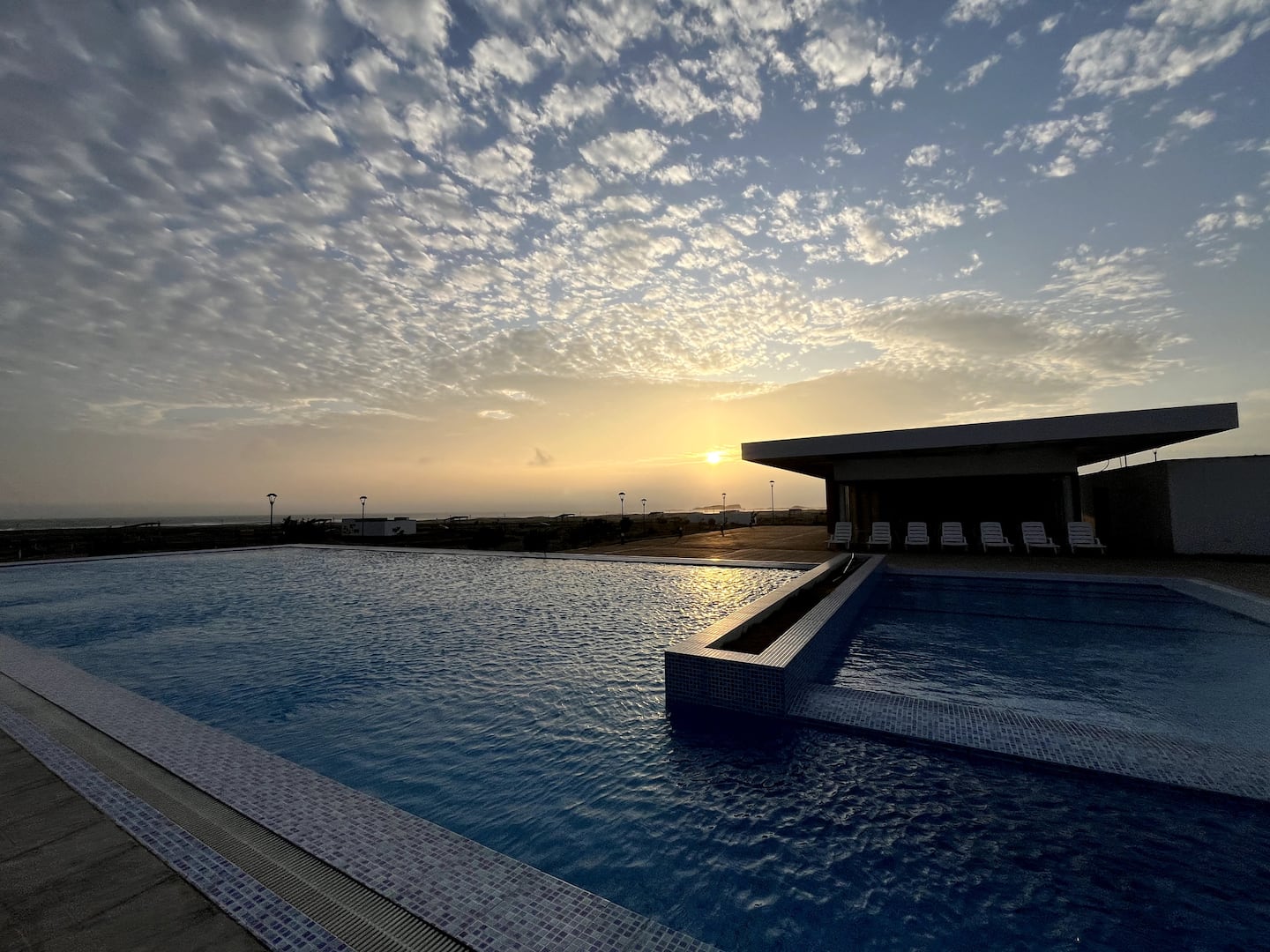 Piscina infinita frente al mar al atardecer